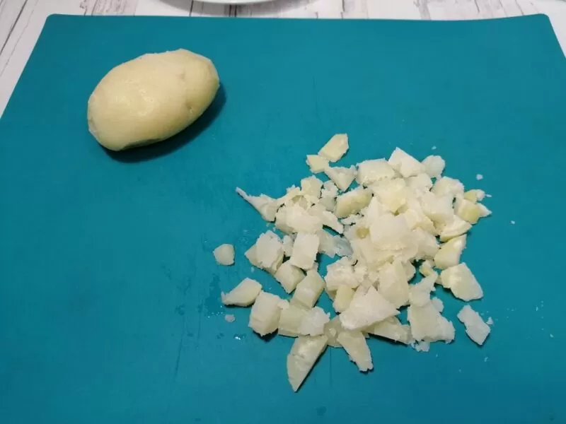 Салат "Оливье" с колбасой и солеными огурцами: как приготовить оливье по классическому рецепту | varim kartofel