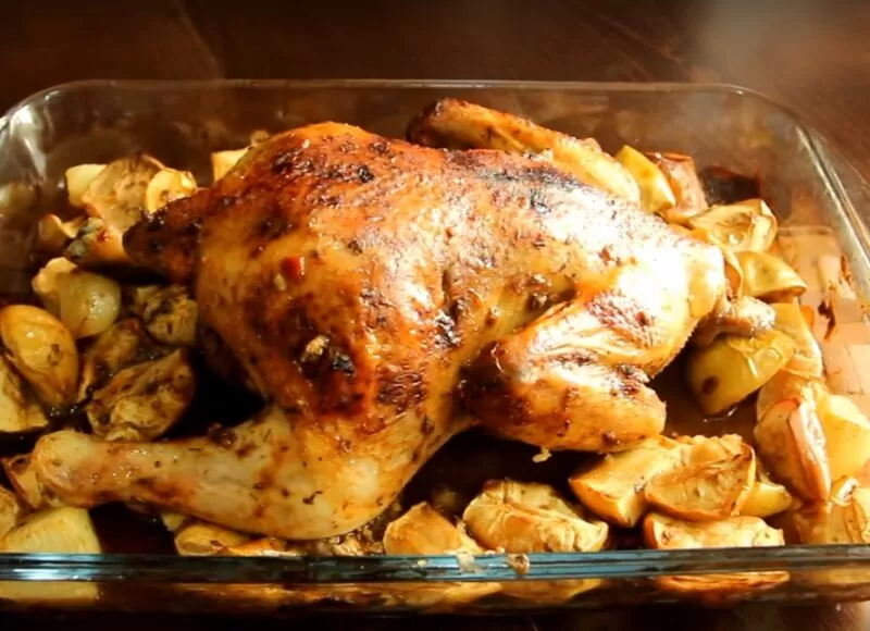Курица в духовке запеченная целиком: 10 рецептов запекания курицы с хрустящей корочкой | kurica celikom