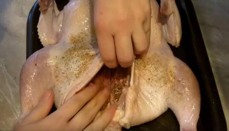 Курица в духовке запеченная целиком: 10 рецептов запекания курицы с хрустящей корочкой | msrymsyr64xgn nxg e1576087908727