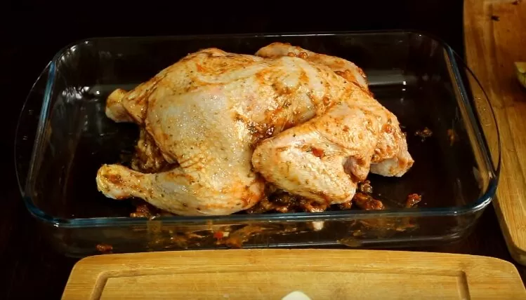 Курица в духовке запеченная целиком: 10 рецептов запекания курицы с хрустящей корочкой | musrm46xngnxg e1576086553413