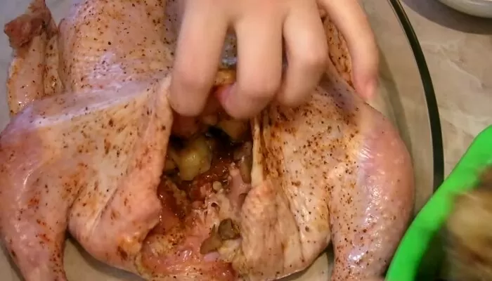 Курица в духовке запеченная целиком: 10 рецептов запекания курицы с хрустящей корочкой | mynsry46ngxngf e1576088576448