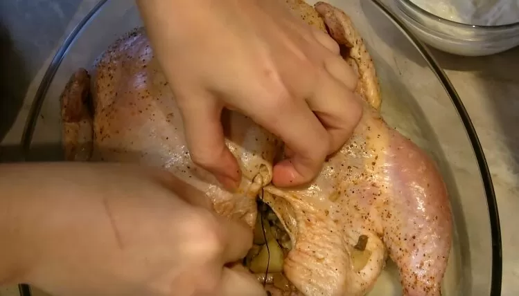 Курица в духовке запеченная целиком: 10 рецептов запекания курицы с хрустящей корочкой | nsryns46ngnzg e1576088686182