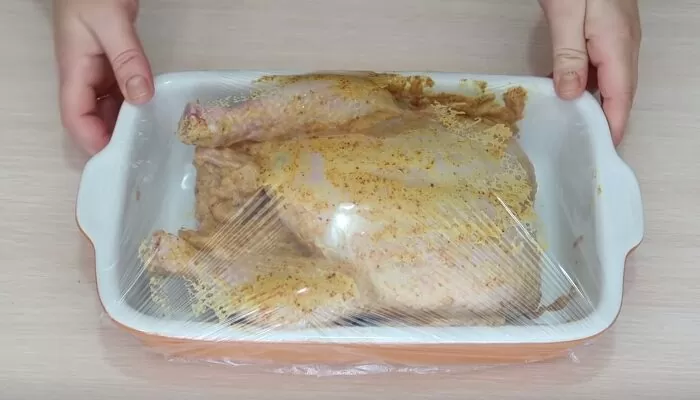 Курица в духовке запеченная целиком: 10 рецептов запекания курицы с хрустящей корочкой | nyrsn46ng dnd e1576081924607