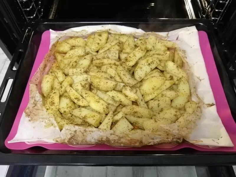 Как вкусно запечь картофель дольками в духовке с румяной корочкой | srezaem bumagu