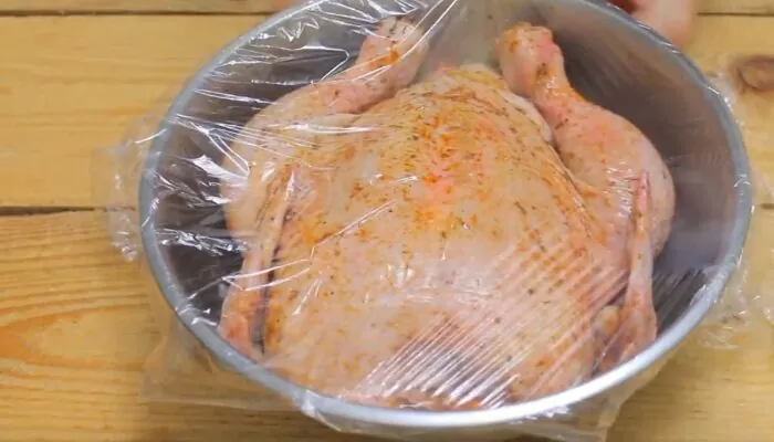 Курица в духовке запеченная целиком: 10 рецептов запекания курицы с хрустящей корочкой | stnyr46 mhx3 e1576083300407