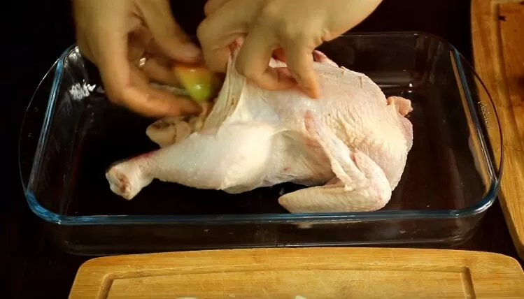 Курица в духовке запеченная целиком: 10 рецептов запекания курицы с хрустящей корочкой | umddy644m mh e1576086456222