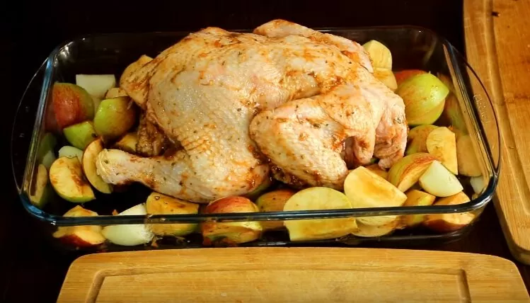 Курица в духовке запеченная целиком: 10 рецептов запекания курицы с хрустящей корочкой | umsumsr64mmh m e1576086721871