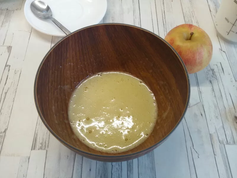 Пышные оладьи на кефире с яблоками - лучший пошаговый рецепт | vzbivaem yaica 1
