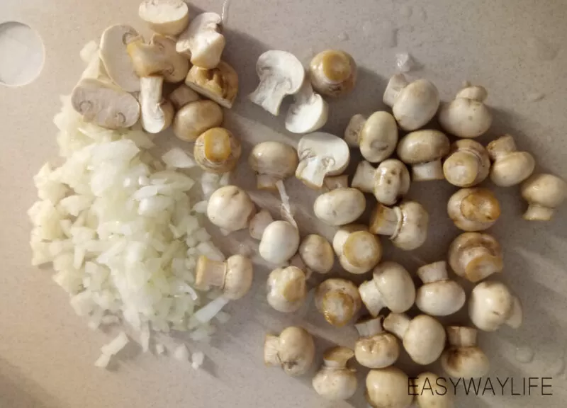 Подготавливаем грибы и лук для салата "Оливье" рис 2