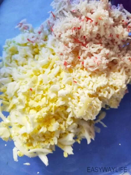 Формирование Рафаэлло из смеси сыра и яиц рис 2