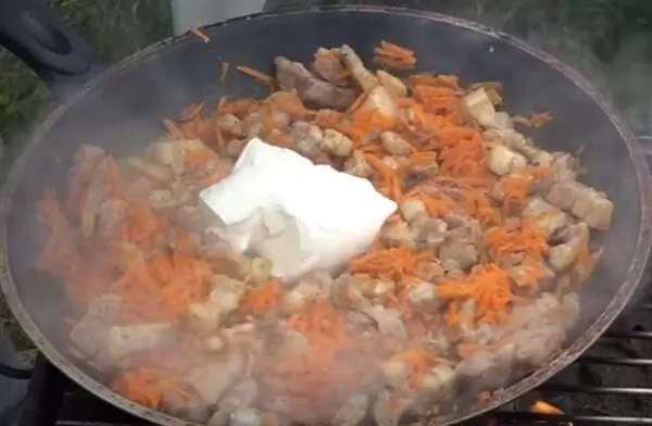 Подготовка овощей и мяса для начинки тыквы запеченной в духовке рис 2